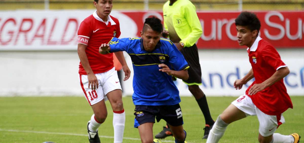 La selecci&oacute;n sub-18 del colegio Mej&iacute;a (azul) derrot&oacute; 3-2 al colegio Pomasqui en la semifinal del campeonato.