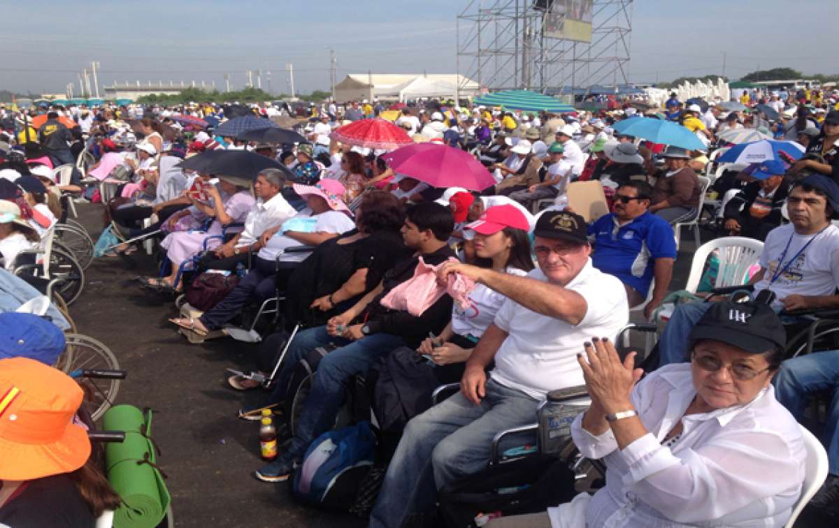 La misa multitudinaria en Guayaquil fue en un espacio de 50 hect&aacute;reas, adem&aacute;s se ubic&oacute; un &aacute;rea para 10 mil invitados especiales, entre ellos personas que en cada parroquia realizan actividades ben&eacute;ficas y propagan el evangelio. Foto: AFP