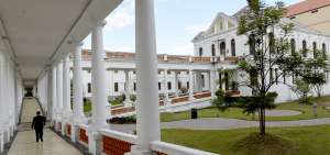 Dos mil toneladas de libros tendr&aacute; que soportar el nuevo repositorio, un antiguo edificio que data de 1901 y que remplaz&oacute; al Hospital San Juan de Dios.  
