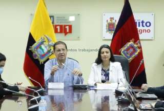 El alcalde Santiago Guarderas y Silvana Vallejo, directora de la AMT, explicaron el proceso de revisión vehicular en la capital