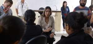 La subsecretaria de la Zona 8, &Eacute;rika La&iacute;nez, detalla a los padres qu&eacute; implica la intervenci&oacute;n en ese plantel. 