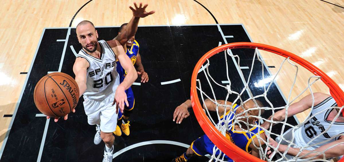 El basquetbolista argentino &ldquo;Manu&rdquo; Gin&oacute;bili encesta ante la marca de un rival, durante la temporada regular.