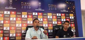 Los capitanes de Independiente del Valle, el defensor Luis Fernando Le&oacute;n (i) y el volante Efr&eacute;n Mera, en la rueda de prensa que se realiz&oacute; este martes 5 de noviembre de 2019