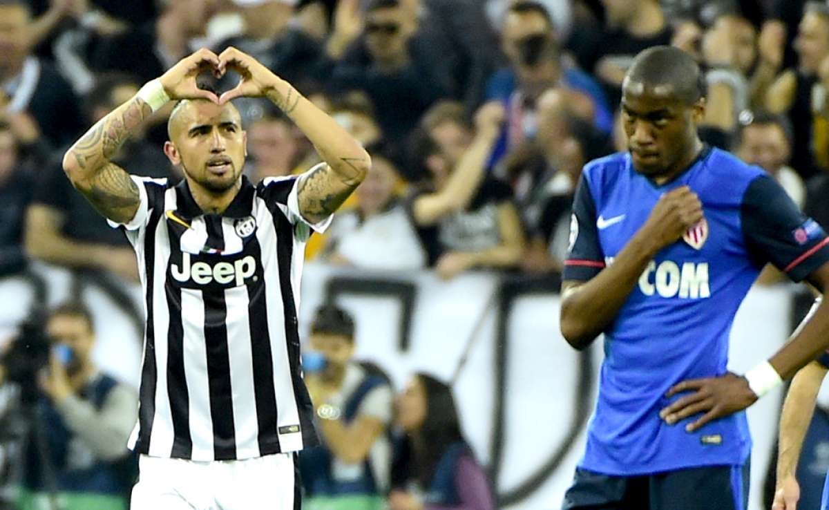 El &lsquo;Rey&rsquo; Arturo celebra con su cl&aacute;sico gesto de coraz&oacute;n con las manos, tras anotar de penal el &uacute;nico tanto del encuentro. Foto: AFP