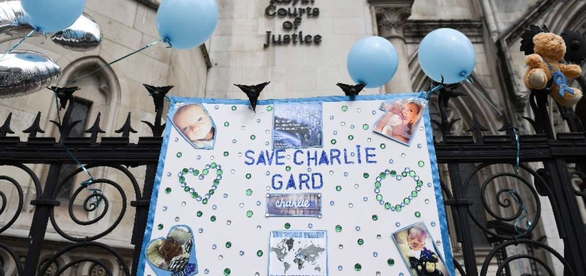  Los padres de Charile lanzaron una campa&ntilde;a y atravesaron una batalla legal que buscaba mandar a EE.UU. al ni&ntilde;o para un tratamiento  nunca probado en humanos.
