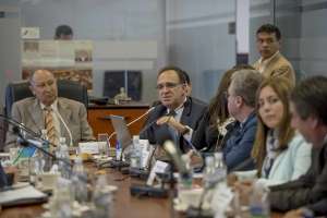 Ramiro Gonz&aacute;lez, ministro de Industrias y Productividad, defendi&oacute; las medidas implementadas por el Gobierno, ante la Comisi&oacute;n de R&eacute;gimen Econ&oacute;mico de la Asamblea. Foto: Fernando Sandoval / EL TEL&Eacute;GRAFO
