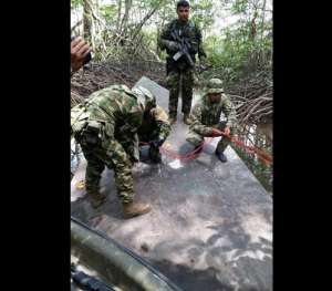 El artefacto de 12 metros de eslora (largo) y 3 metros de manga (ancho) se encontraba en un astillero artesanal. Foto: Armada de Colombia 