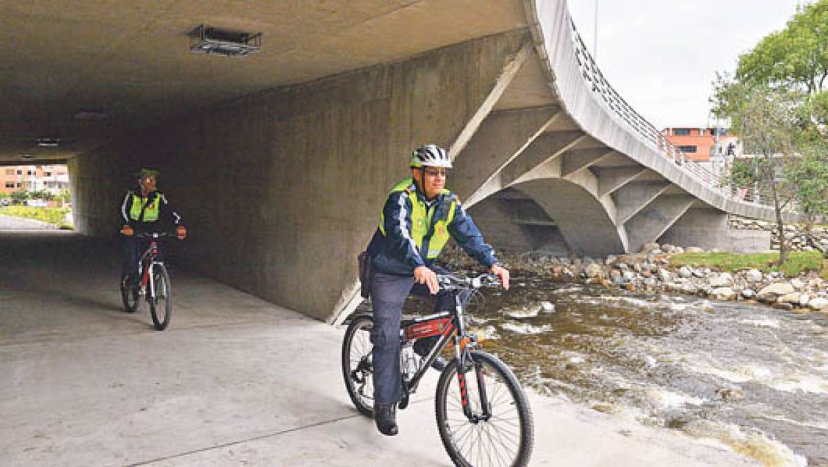 La plataforma empez&oacute; a ser construida en julio del a&ntilde;o anterior, luego de analizar los problemas por los congestionamientos en la zona. FOTO: JOS&Eacute; LUIS LLIVISACA