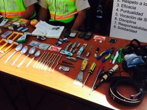 En rueda de prensa, la Polic&iacute;a present&oacute; las evidencias del allanamiento en el centro de detenci&oacute;n. Foto: Cortes&iacute;a