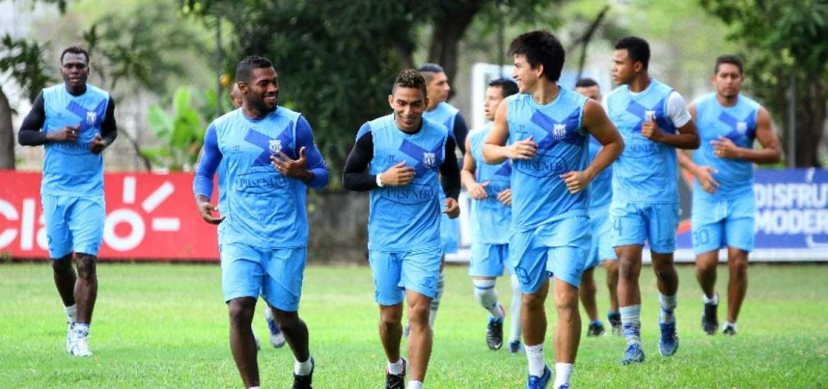 Gabriel Achilier (izq.) conversa con &Aacute;ngel Mena (centro) y Fernando Gaibor durante un entrenamiento.