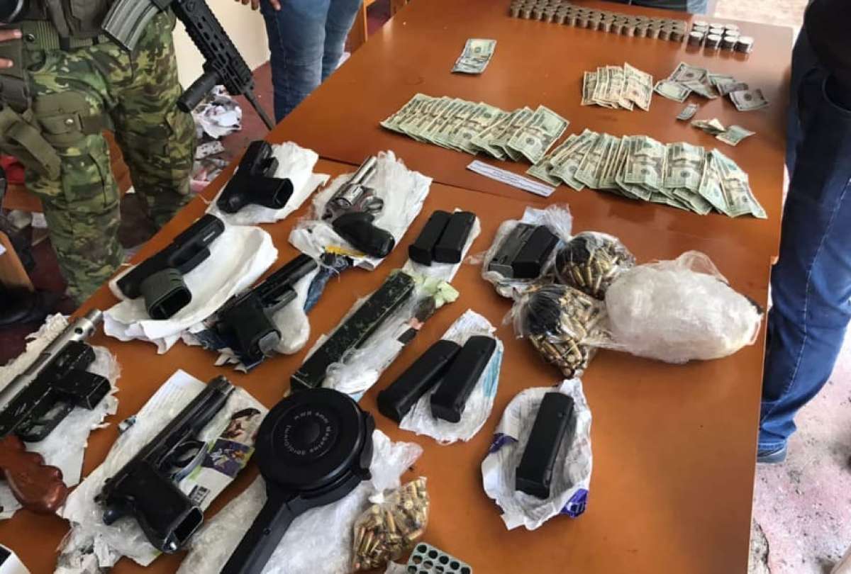 Decenas de armas de fuego, municiones, droga y dinero fueron decomisadas en las cárceles