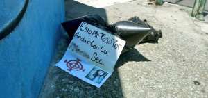 En uno de los lugares, junto a los restos, se encontr&oacute; una nota en la que aparec&iacute;a una fotograf&iacute;a de la v&iacute;ctima y un mensaje.