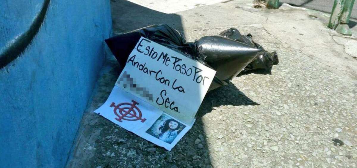 En uno de los lugares, junto a los restos, se encontr&oacute; una nota en la que aparec&iacute;a una fotograf&iacute;a de la v&iacute;ctima y un mensaje.