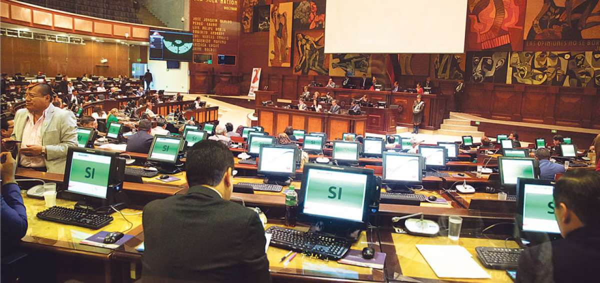 Durante la jornada del Pleno, 69 legisladores de PAIS, CREO, PSC, SUMA  e independientes acogieron la moci&oacute;n de C&eacute;sar Roh&oacute;n.