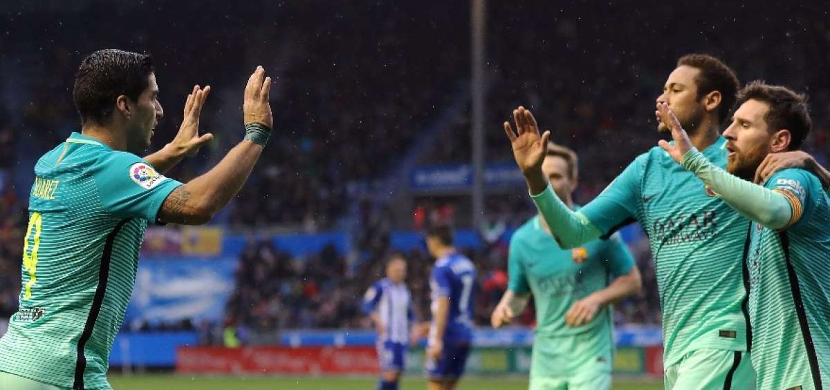 En Par&iacute;s, Su&aacute;rez (i) se presentar&aacute; apoyado -como siempre- en sus dos socios de ataque, &lsquo;Lio&rsquo; Messi, segundo mejor goleador de la liga (17 tantos), y Neymar.