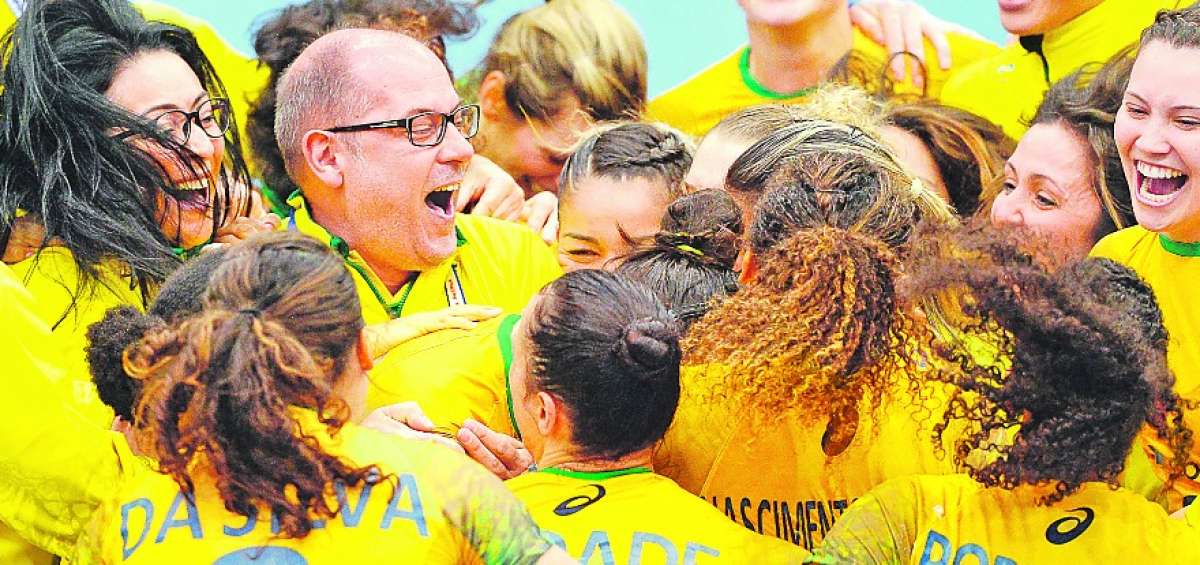 El dan&eacute;s Morten Soubak gan&oacute; el t&iacute;tulo mundial femenino de balonmano con Brasil en 2013.    