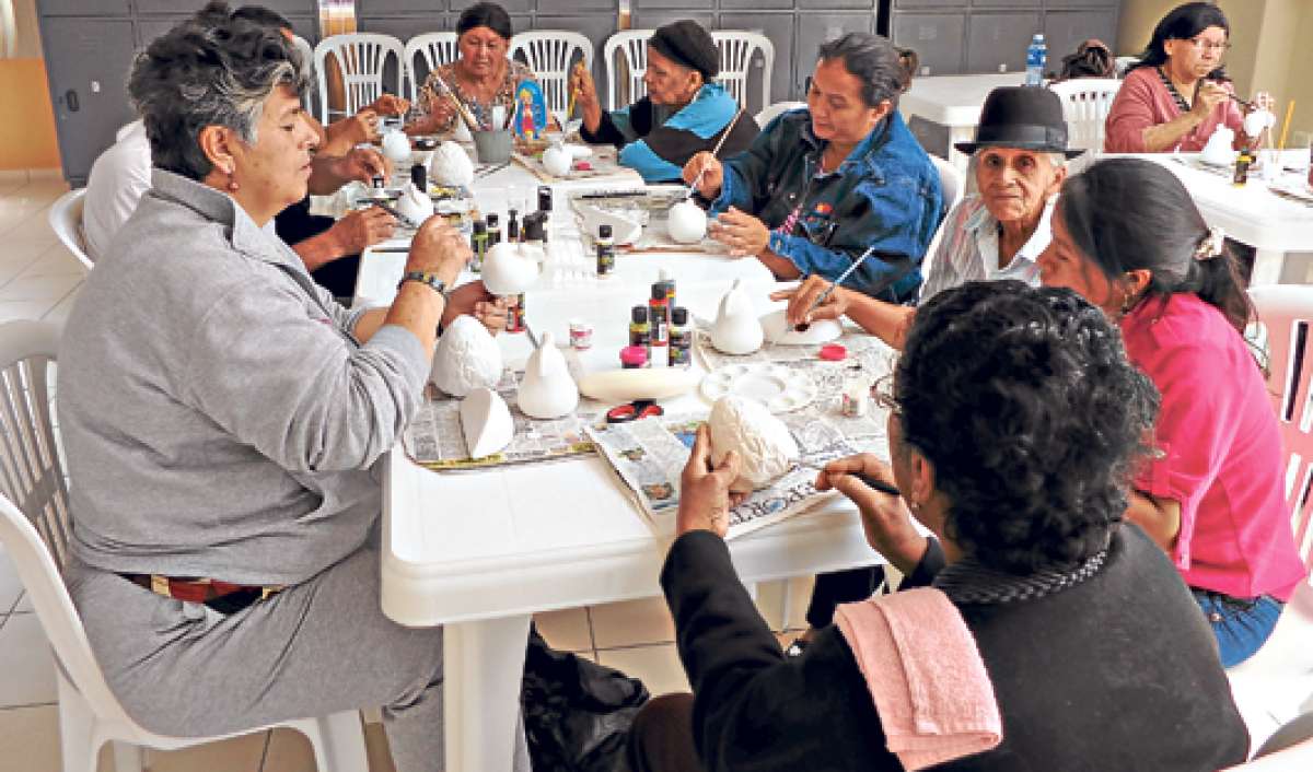 Mientras esperan por sus tratamientos, los pacientes que acuden al Centro de Apoyo Integral de Cuenca comparten actividades l&uacute;dicas como la pintura. Foto: Cortes&iacute;a / MSP