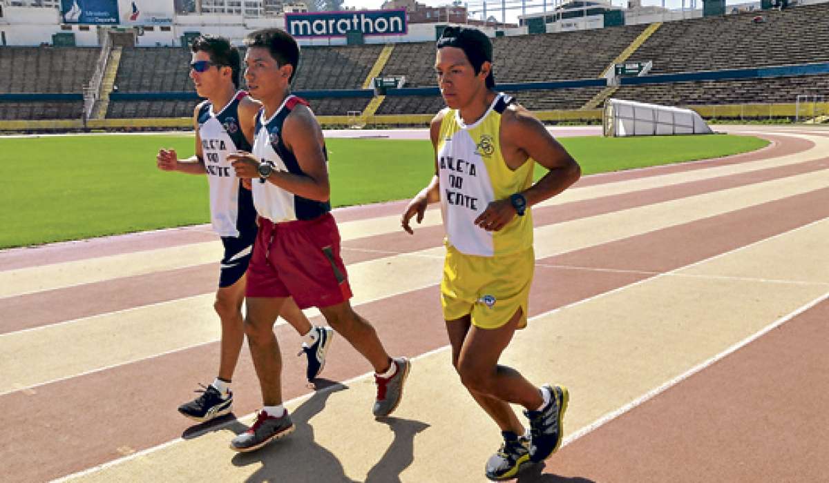 Darwin Castro Reyes (izq.) y su gu&iacute;a Sebasti&aacute;n Rosero. Ambos viajar&aacute;n este lunes a Medell&iacute;n para representar a Ecuador en el Open de atletismo adaptado. Foto: Cortes&iacute;a de la Fedediv
