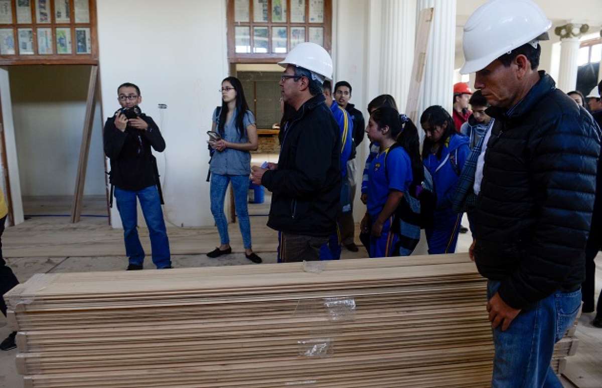 El ministro de Educaci&oacute;n, estudiantes y autoridades del plantel recorrieron las instalaciones que tuvieron trabajos de infraestructura. Foto: &Aacute;lvaro P&eacute;rez / EL TEL&Eacute;GRAFO