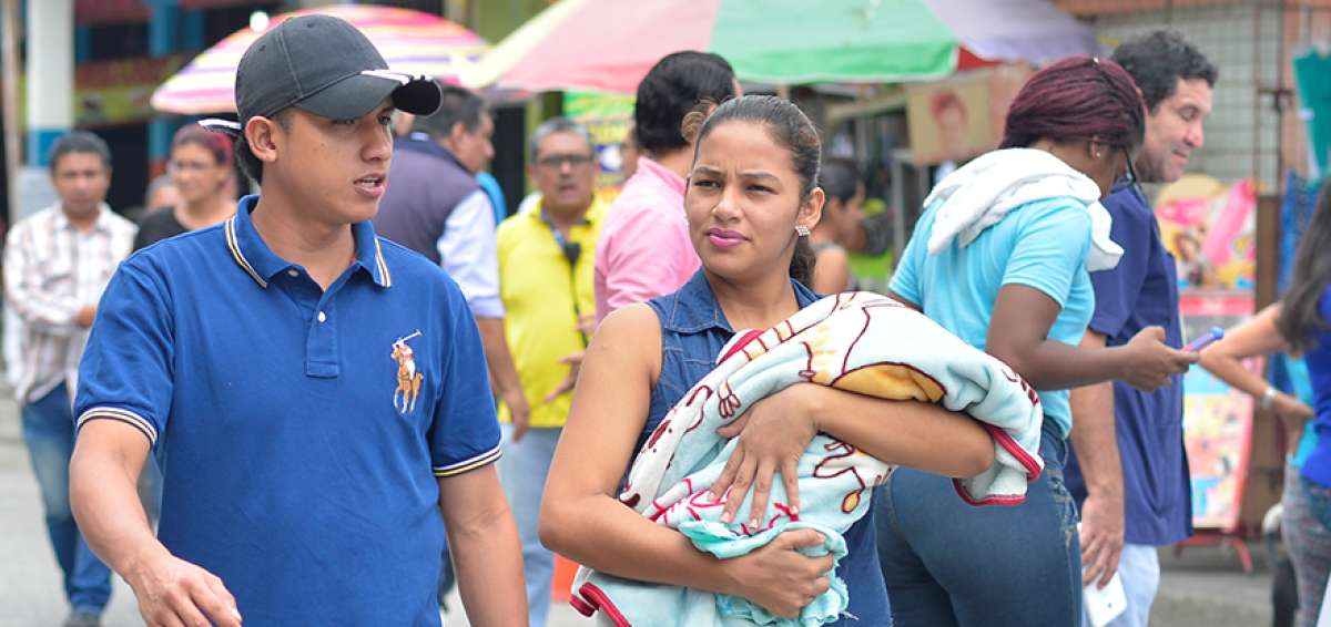 Los j&oacute;venes que se convirtieron en padres a temprana edad viven en casa de sus progenitores. Ellos comparten actividades de paseos. 