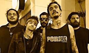 Descontrol es: Daniel Torres, To&ntilde;o Brigante, Paolo Thoret, Giovanni Burneo Lupino y Giancarlo Guzm&aacute;n. Cortes&iacute;a
