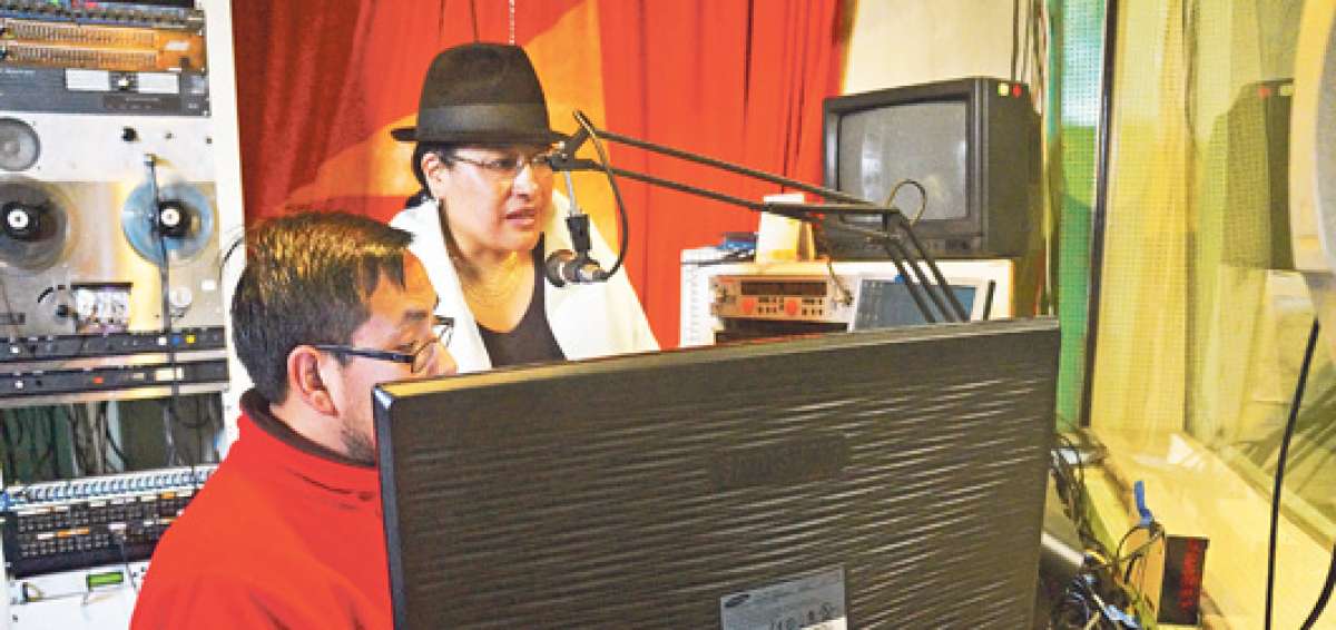 Locutores biling&uuml;es se encargan de armar la programaci&oacute;n y los noticieros continuos desde el lugar de los hechos en las comunidades rurales de esta provincia. Foto: Silvia Osorio / para El Tel&eacute;grafo