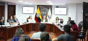 El presidente del CNE, Gustavo Vega, recibi&oacute; al representante del colectivo Yasunidos, Patricio Ch&aacute;vez.