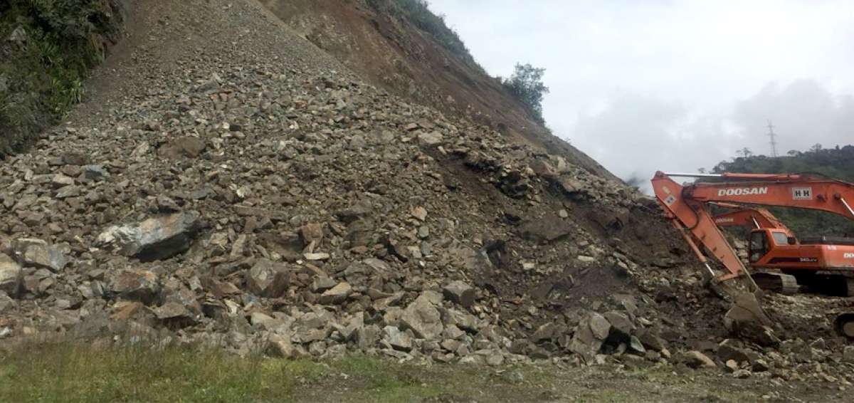 Alrededor de 20.000 metros c&uacute;bicos de tierra y piedras bloquearon el domingo el kil&oacute;metro 54 de la v&iacute;a Al&oacute;ag-Santo Domingo.