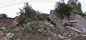 Tres compa&ntilde;eros del obrero fallecido se salvaron de morir al percatarse de la ca&iacute;da inicial de peque&ntilde;as piedras, previo al desplome del muro.