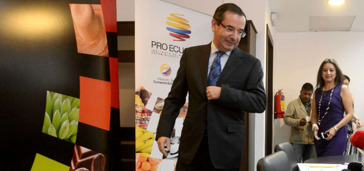 El ministro de Comercio Exterior, Juan Carlos Cassinelli (centro), ofreci&oacute; declaraciones junto a la directora ejecutiva de ProEcuador, Silvana Vallejo (der.).