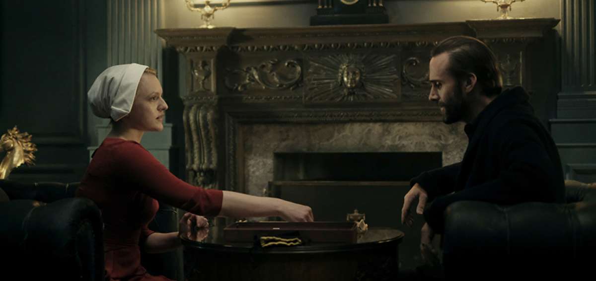 Fiennes en The Handmaid&rsquo;s Tale da vida al comandante Fred, un hombre poderoso del r&eacute;gimen, a quien le asignan a Offred como criada y esclava sexual.
