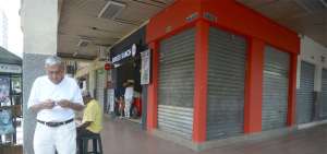 En la avenida 9 de Octubre y Lorenzo de Garaicoa hay varios locales y espacios que no son utilizados.