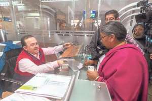 Nina Pacari entreg&oacute; en la secretar&iacute;a del CNElas observaciones del colectivo Yasunidos. Foto: Marco Salgado/ El Tel&eacute;grafo