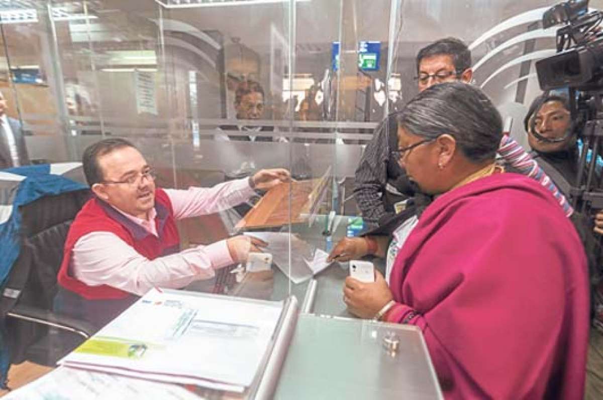 Nina Pacari entreg&oacute; en la secretar&iacute;a del CNElas observaciones del colectivo Yasunidos. Foto: Marco Salgado/ El Tel&eacute;grafo