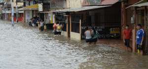 Varias calles del cant&oacute;n amanecieron inundadas luego de varias horas de lluvias.