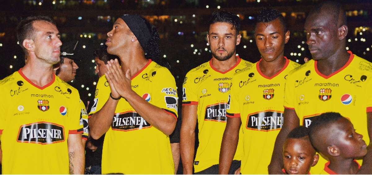 Un acuerdo comercial entre 3 empresas y Barcelona permiti&oacute; al equipo contar con el astro brasile&ntilde;o Ronaldo de Assis Moreira, &lsquo;Ronaldinho&rsquo;, en su partido de presentaci&oacute;n en la Noche Amarilla.