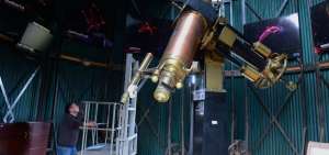 Los visitantes realizan observaciones nocturnas a trav&eacute;s del telescopio Merz.