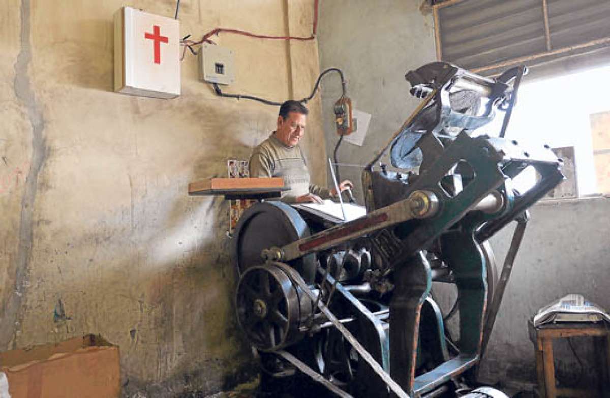 Los talleres que a&uacute;n operan con m&aacute;quinas antiguas son lugares donde suelen darse accidentes laborales, por el no uso de guantes y gafas. Foto: Roberto Ch&aacute;vez |  El Tel&eacute;grafo