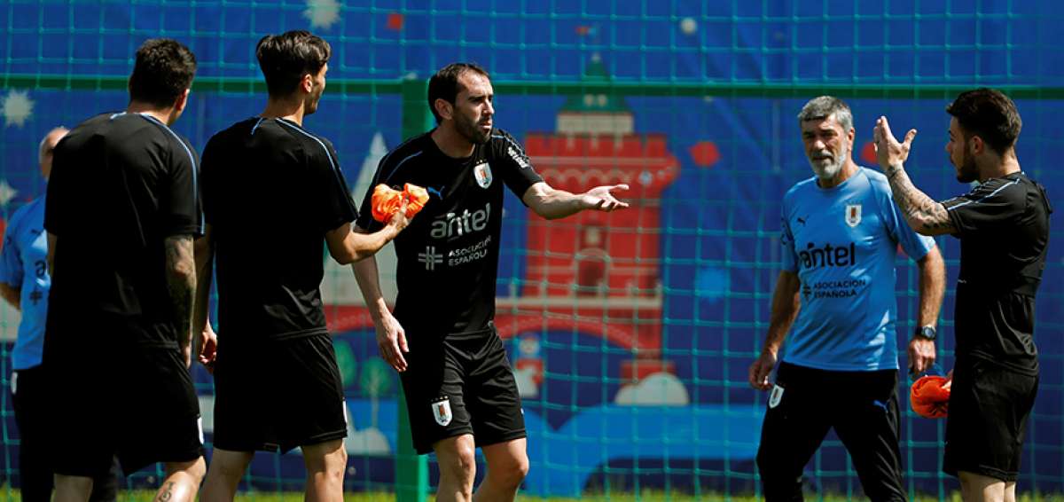 Diego God&iacute;n (c), defensa central de la selecci&oacute;n de Uruguay, junto con el profesor Jos&eacute; Herrera (celeste).