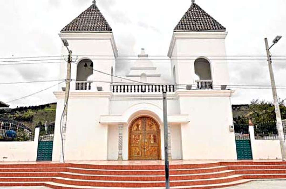 La iglesia Central, a la que llegan compradores y turistas, es el referente de esta poblaci&oacute;n. Foto: ROBERTO CHAVEZ |  El Tel&eacute;grafo
