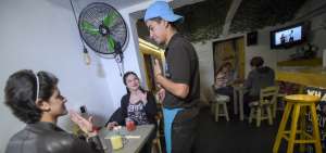 Colombia abre el primer bar para sordos