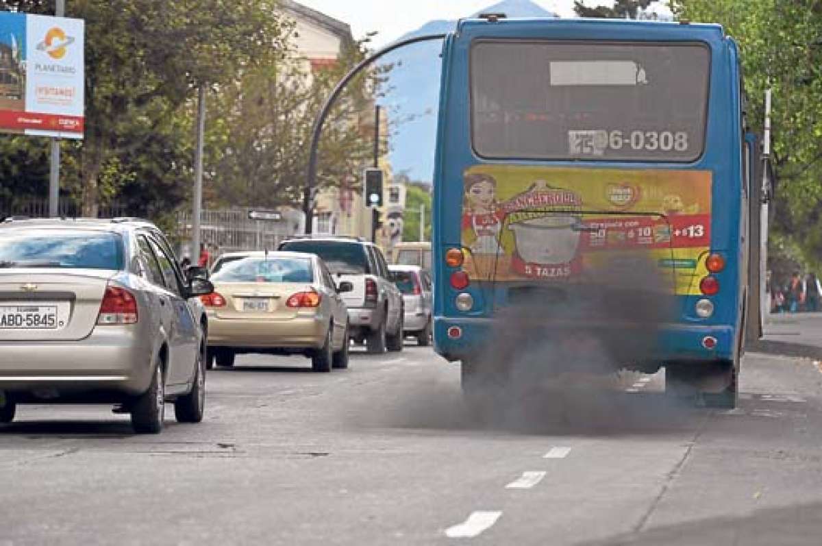 Al menos un 80% de los automotores de transporte pesado no pasa la revisi&oacute;n t&eacute;cnica la primera vez que se presenta. FOTO: JOS&Eacute; LUIS LLIVISACA.