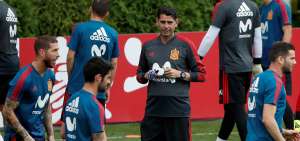 El t&eacute;cnico de Espa&ntilde;a, Fernando Hierro, dirige unos ejercicios, en el &uacute;ltimo entrenamiento de la Furia Roja, antes de su segundo juego mundialista.