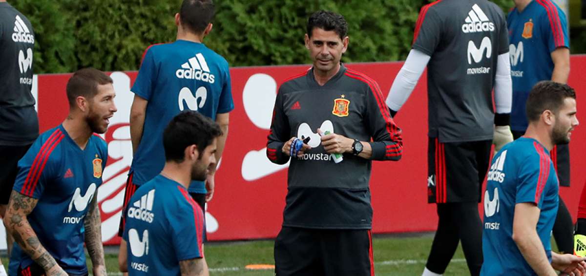 El t&eacute;cnico de Espa&ntilde;a, Fernando Hierro, dirige unos ejercicios, en el &uacute;ltimo entrenamiento de la Furia Roja, antes de su segundo juego mundialista.
