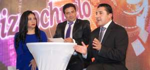 Ana Madero, gerente de mercadeo; Henry Bustamante, anfitri&oacute;n, y H&oacute;lger Aguirre, gerente comercial, en la presentaci&oacute;n de Fabricake Bizcochuelo.