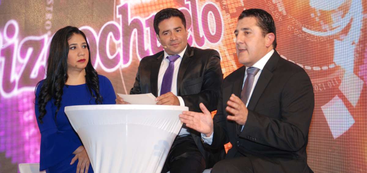 Ana Madero, gerente de mercadeo; Henry Bustamante, anfitri&oacute;n, y H&oacute;lger Aguirre, gerente comercial, en la presentaci&oacute;n de Fabricake Bizcochuelo.