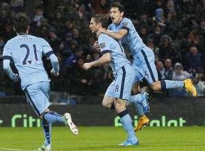 Frank LAmpard (c.) anot&oacute; el gol del triunfo citizen ante el Sunderland. Foto: AFP
