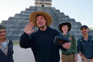 MrBeast aparece bajando una pirámide en Calakmul y genera polémicas.
