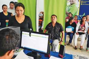 El proceso de carnetizaci&oacute;n se cumple a diario en la central del movimiento de La Garzota, en Guayaquil. La labor comenz&oacute; el 14 de junio. 