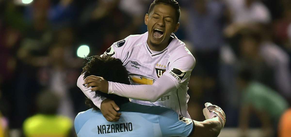El volante Jefferson Intriago celebra el tanto de la clasificaci&oacute;n junto con el portero Leonel Nazareno, tras derrotar en la tanda de penaltis al Bol&iacute;var de La Paz.